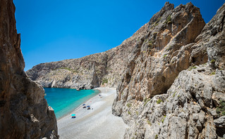 Κάθετοι, επιβλητικοί βράχοι στο Αγιοφάραγγο Κάθετοι, επιβλητικοί βράχοι στο Αγιοφάραγγο
