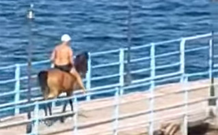 Απίστευτη εικόνα: Πήρε το άλογό του και πήγε για μπάνιο μέσω Άιφελ στη Στυλίδα