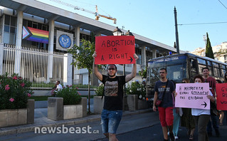 Συγκέντρωση έξω από την πρεσβεία των ΗΠΑ για την απαγόρευση των αμβλώσεων στις ΗΠΑ