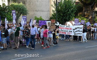 Συγκέντρωση έξω από την πρεσβεία των ΗΠΑ για την απαγόρευση των αμβλώσεων στις ΗΠΑ