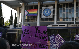 Συγκέντρωση έξω από την πρεσβεία των ΗΠΑ για την απαγόρευση των αμβλώσεων στις ΗΠΑ