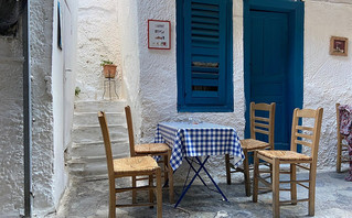 Η Αυλή μεζεδοπωλείο στο Ψυρρή Η Αυλή μεζεδοπωλείο στο Ψυρρή