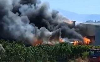 Φωτιά σε εργοστάσιο ξυλείας στο Ηράκλειο Κρήτης