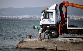 Πτώση ΙΧ στη θάλασσα στη Θεσσαλονίκη