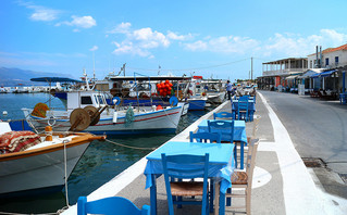 Τραπεζάκια και βάρκες στην περαντζάδα της Ελαφονήσου Τραπεζάκια και βάρκες στην περαντζάδα της Ελαφονήσου