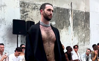 Εβδομάδα Μόδας στο Παρίσι: Στην πασαρέλα περπάτησαν&#8230; γυμνοί άντρες &#8211;  Άφωνο το κοινό