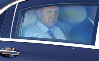 Ο Ρετζέπ Ταγίπ Ερντογάν στο πίσω κάθισμα ενός αυτοκινήτου