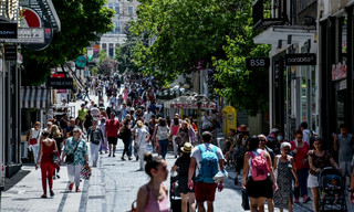 Κόσμος το καλοκαίρι στην Ερμού