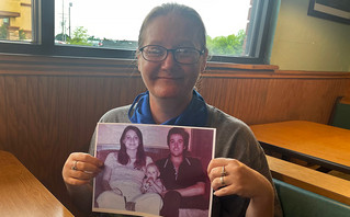 Η συγκινητική ιστορία της Χόλι Μαρί: Οι γονείς δολοφονήθηκαν σε δάσος και εκείνη βρέθηκε ζωντανή 40 χρόνια μετά