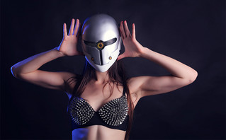 Γυναίκα με μάσκα ρομπότ