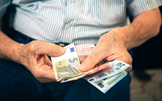 Ηλικιωμένος άντρας μετράει χαρτονομίσματα