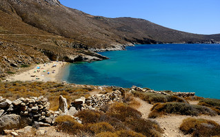 Κρυστάλλινα νερά στην παραλία Καλό Αμπέλι στη Σέριφο Κρυστάλλινα νερά στην παραλία Καλό Αμπέλι στη Σέριφο