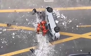Σοκαριστικό δυστύχημα στη Σανγκάη: Δύο άνθρωποι σκοτώθηκαν όταν ηλεκτρικό αυτοκίνητο έπεσε από τον τρίτο όροφο