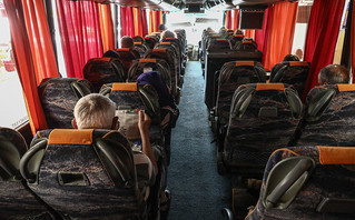 Ξάνθη: Οδηγός του ΚΤΕΛ ζήτησε σε κοπέλα να κατέβει από το λεωφορείο επειδή φορούσε τοπάκι – Δείτε βίντεο