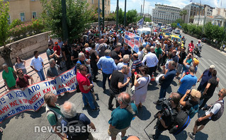 Εργαζόμενοι της ΛΑΡΚΟ στην πλαϊνή είσοδο της Βουλής