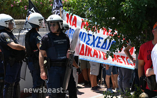 Εργαζόμενοι της ΛΑΡΚΟ στην πλαϊνή είσοδο της Βουλής Εργαζόμενοι της ΛΑΡΚΟ στην πλαϊνή είσοδο της Βουλής