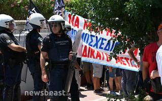 Εργαζόμενοι της ΛΑΡΚΟ στην πλαϊνή είσοδο της Βουλής