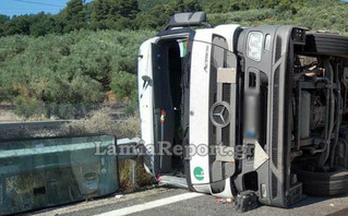 Τούμπαρε νταλίκα στον Άγιο Κωνσταντίνο