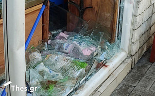 Οχημα παρέσυρε δύο άτομα και «εισέβαλε» σε ψιλικατζίδικο στη Θεσσαλονίκη Οχημα παρέσυρε δύο άτομα και «εισέβαλε» σε ψιλικατζίδικο στη Θεσσαλονίκη
