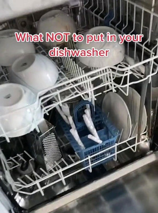 Πλύσιμο στο πλυντήριο πιάτων: Τα 3+1 καθημερινά αντικείμενα που πρέπει να πλένετε πάντα στο χέρι
