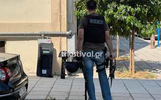 Άντρας σε αμόκ άνοιξε πυρ μπροστά στα παιδιά του στη Θεσσαλονίκη Άντρας σε αμόκ άνοιξε πυρ μπροστά στα παιδιά του στη Θεσσαλονίκη