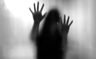 Τρομακτική σκιά γυναίκας Τρομακτική σκιά γυναίκας
