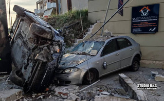 Σφοδρή σύγκρουση στο Ναύπλιο: Αυτοκίνητο προσέκρουσε σε «κουτί» του ΟΤΕ που εκσφενδονίστηκε σε διερχόμενο όχημα