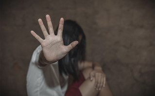Γυναίκα που κάνει νόημα σε κάποιον να σταματήσει Γυναίκα που κάνει νόημα σε κάποιον να σταματήσει