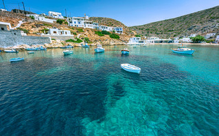 Κρυστάλλινα νερά στη Χερρόνησο στη Σίφνο