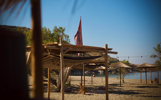 Τα 5 εξωτικά beach bars των Κυκλάδων για αξέχαστες καλοκαιρινές στιγμές κάτω από τον ήλιο