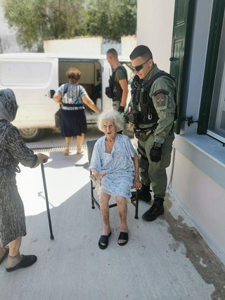 Εκκένωση χωριού Σταυρός στη Λέσβο Εκκένωση χωριού Σταυρός στη Λέσβο