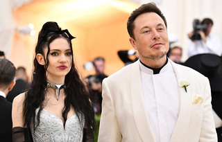 Ο Έλον Μασκ και η Grimes Ο Έλον Μασκ και η Grimes