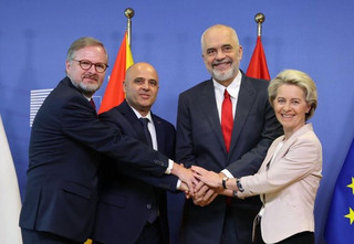 «Ιστορική στιγμή»: Ξεκίνησαν οι ενταξιακές διαπραγματεύσεις της ΕΕ με Βόρεια Μακεδονία και Αλβανία