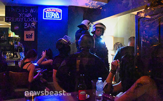 Φωτορεπορτάζ Newsbeast από τα Εξάρχεια: Οι μολότοφ, τα δακρυγόνα και ο αστυνομικός κλοιός γύρω από μπαρ