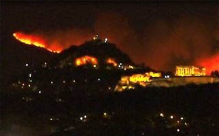 Εικόνα που σοκάρει: Ακρόπολη και Λυκαβηττός με το πιο απόκοσμο φόντο &#8211; Η Πεντέλη πίσω τους καίγεται