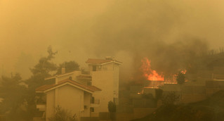 Μεγάλη φωτιά στην Πεντέλη: Μήνυμα του 112 για εκκένωση του Ντράφι και της Ανθούσας – Μπήκαν στα πρώτα σπίτια οι φλόγες – Βίντεο και φωτογραφίες