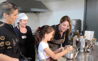 Άντζελα Γκερέκου: Επισκέφτηκε την Αρεόπολη και μπήκε στην κουζίνα για να φτιάξει γαλατόπιτα Μάνης