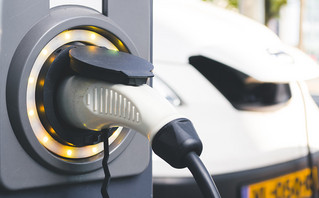 Επιστήμονες προειδοποιούν: Μη φορτίζετε όλοι τα ηλεκτρικά αυτοκίνητα το βράδυ στο σπίτι γιατί θα υπερφορτωθεί το δίκτυο