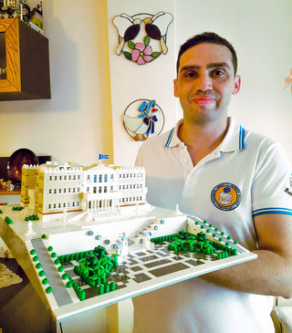 Έφτιαξε με περίπου 5000 lego το κτίριο της Βουλής των Ελλήνων