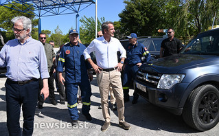 Αυτοψία Μητσοτάκη στις πληγείσες περιοχές της Πεντέλης