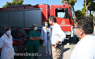 Αυτοψία Μητσοτάκη στις πληγείσες περιοχές της Πεντέλης