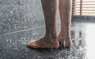 Πόδια γυναίκας που κάνει μπάνιο