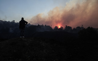 Φωτιά στην Πεντέλη &#8211; Δήμαρχος Ραφήνας: Δίνουμε μάχη για να μην μπει στον οικισμό της Διώνης &#8211; Άνθρωποι δεν φεύγουν