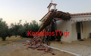 Αυτοκίνητο «καρφώθηκε» σε εκκλησία στο Κιάτο Αυτοκίνητο «καρφώθηκε» σε εκκλησία στο Κιάτο