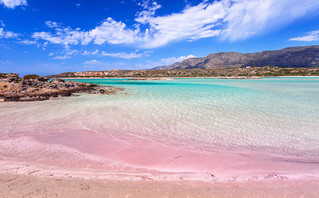 Η παραδεισένια παραλία Ελαφονήσι με τη ροζ αμμουδιά