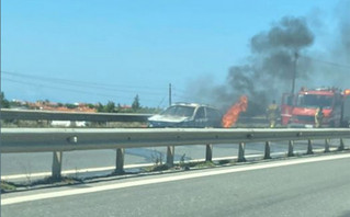 Συμβαίνει Τώρα στη Χαλκιδική Φωτιά σε αυτοκίνητο στο ρεύμα προς Μουδανιά μετά τον Ναυτιλο