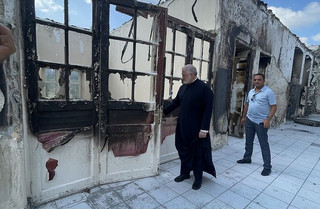 Ελπιδοφόρος: Επισκέφτηκε το ελληνικό νοσοκομείο της Πόλης που καταστράφηκε από τη φωτιά