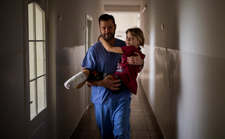 Ουκρανία &#8211; ΠΟΥ: Η υγειονομική κρίση επιδεινώνεται – Γιατροί και νοσοκόμοι εργάζονται ενώ οβίδες πέφτουν έξω
