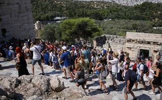 Τουρίστες στην Ακρόπολη