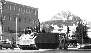 Άρμα επί της Βασιλίσσης Αμαλίας, μπροστά από το Κοινοβούλιο Άρμα επί της Βασιλίσσης Αμαλίας, μπροστά από το Κοινοβούλιο